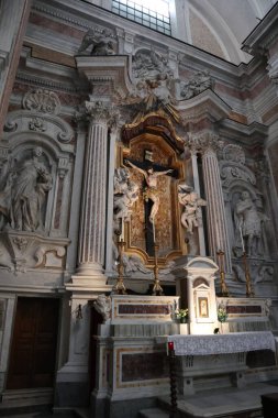 Napoli, Campania, İtalya 30 Ocak 2025: Paleo-Hıristiyan vakfından San Giovanni Maggiore Bazilikası, 1870 depreminden sonra şimdiki haliyle restore edildi.