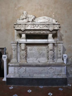 Napoli, Campania, İtalya 30 Ocak 2025: 15. yüzyıl Pappacoda Kilisesi San Giovanni Maggiore Bazilikası 'na komşu.