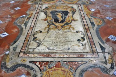 Napoli, Campania, İtalya 30 Ocak 2025: 15. yüzyıl Pappacoda Kilisesi San Giovanni Maggiore Bazilikası 'na komşu.