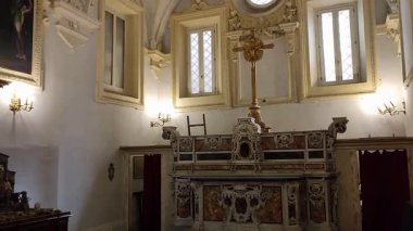 Napoli, Campania, İtalya 30 Ocak 2025: Paleo-Hıristiyan vakfından San Giovanni Maggiore Bazilikası, 1870 depreminden sonra şimdiki haliyle restore edildi.