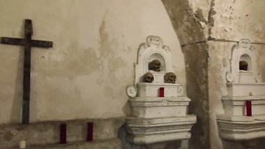 Napoli, Campania, İtalya 30 Ocak 2025: Napoli 'deki en eski kiliselerden biri olan Paleo-Hıristiyan Vakfı' nın San Giovanni Maggiore Bazilikası 'nın Mezarı