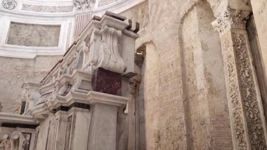 Napoli, Campania, İtalya 30 Ocak 2025: Paleo-Hıristiyan vakfından San Giovanni Maggiore Bazilikası, 1870 depreminden sonra şimdiki haliyle restore edildi.