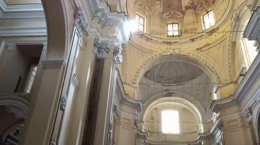 Napoli, Campania, İtalya 14 Şubat 2025: San Giorgio Maggiore Bazilikası 5. yüzyılda kuruldu ve 17. yüzyılda Cosimo Fanzago tarafından yenilendi.