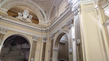 Napoli, Campania, İtalya 14 Şubat 2025: San Giorgio Maggiore Bazilikası 5. yüzyılda kuruldu ve 17. yüzyılda Cosimo Fanzago tarafından yenilendi.