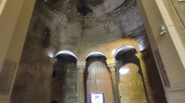 Napoli, Campania, İtalya 12 Kasım 2024: San Giorgio Maggiore Bazilikası 5. yüzyılda kuruldu ve 17. yüzyılda Cosimo Fanzago tarafından yenilendi.