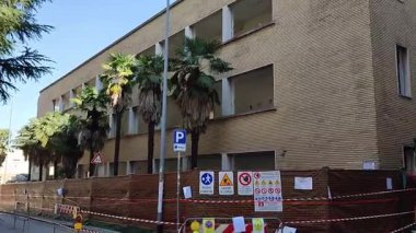 Benevento, Campania, İtalya 22 Şubat 2025: Federico Torre okul binası, 1960 'larda Nicola Sala ve Via Enzo Marmoral arasında belediye yönetimi tarafından verilen yıkım sırasında rasyonalist tarzda inşa edildi.