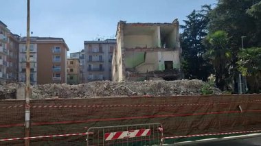 Benevento, Campania, İtalya 22 Şubat 2025: Federico Torre okul binası, 1960 'larda Nicola Sala ve Via Enzo Marmoral arasında belediye yönetimi tarafından verilen yıkım sırasında rasyonalist tarzda inşa edildi.