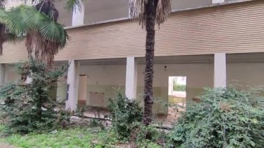 Benevento, Campania, İtalya 27 Ekim 2024: Federico Torre okul binası, Via Nicola Sala ve Via Enzo Marmorale arasında yıkım altında.