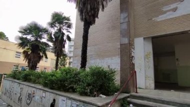 Benevento, Campania, İtalya 27 Ekim 2024: Federico Torre okul binası, Via Nicola Sala ve Via Enzo Marmorale arasında yıkım altında.