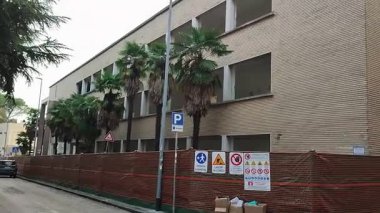 Benevento, Campania, İtalya 27 Ekim 2024: Federico Torre okul binası, Via Nicola Sala ve Via Enzo Marmorale arasında yıkım altında.