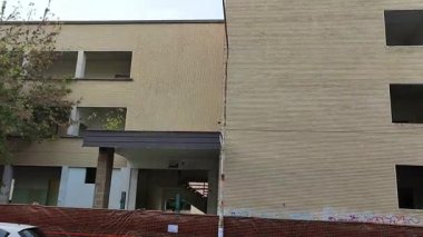 Benevento, Campania, İtalya 27 Ekim 2024: Federico Torre okul binası, Via Nicola Sala ve Via Enzo Marmorale arasında yıkım altında.