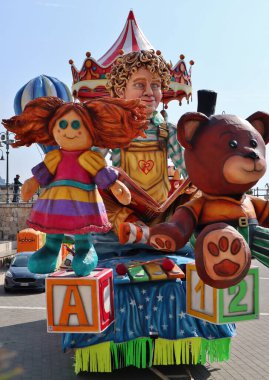 Maiori, Campania, İtalya 24 Şubat 2025: Gran Carnevale Maiorese 'nin 51.' si için liman meydanında alegorik şamandıralar