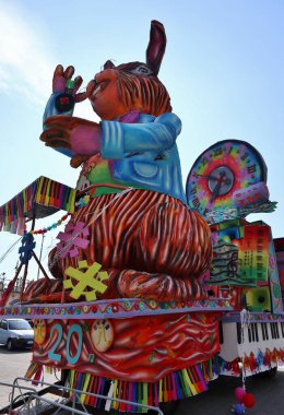 Maiori, Campania, İtalya 24 Şubat 2025: Gran Carnevale Maiorese 'nin 51.' si için liman meydanında alegorik şamandıralar