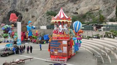 Maiori, Campania, İtalya 24 Şubat 2025: Gran Carnevale Maiorese 'nin 51.' si için liman meydanında alegorik şamandıralar