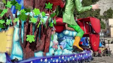 Maiori, Campania, İtalya 24 Şubat 2025: Gran Carnevale Maiorese 'nin 51.' si için liman meydanında alegorik şamandıralar