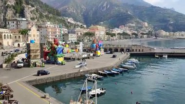 Maiori, Campania, İtalya 24 Şubat 2025: Gran Carnevale Maiorese 'nin 51.' si için liman meydanında alegorik şamandıralar