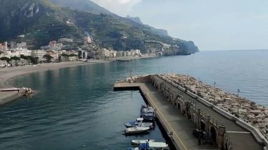 Maiori, Campania, İtalya 24 Şubat 2025: Gran Carnevale Maiorese 'nin 51.' si için liman meydanında alegorik şamandıralar