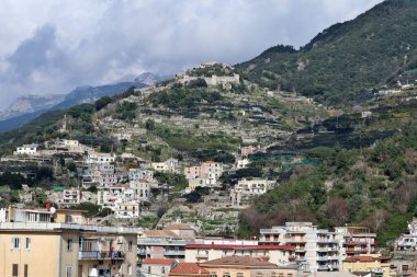 Maiori, Campania, İtalya 24 Şubat 2025: Minori ve Maiori köylerini birbirine bağlayan Sentiero dei Limoni 'den görüntü