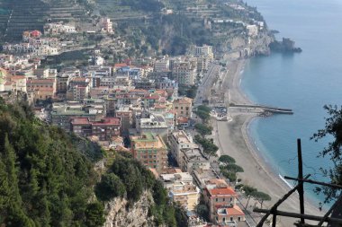 Maiori, Campania, İtalya 24 Şubat 2025: Minori ve Maiori köylerini birbirine bağlayan Sentiero dei Limoni 'den görüntü