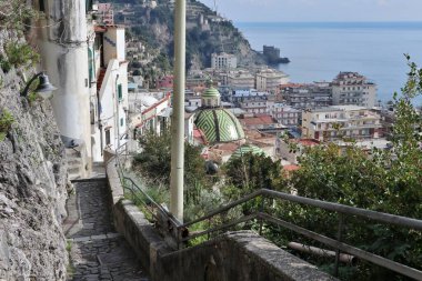 Maiori, Campania, İtalya 24 Şubat 2025: Minori ve Maiori köylerini birbirine bağlayan Sentiero dei Limoni 'den görüntü