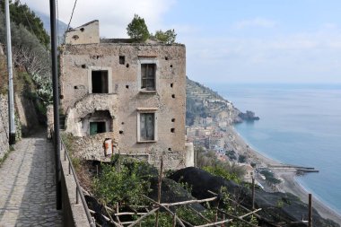 Maiori, Campania, İtalya 24 Şubat 2025: Minori ve Maiori köylerini birbirine bağlayan Sentiero dei Limoni 'den görüntü