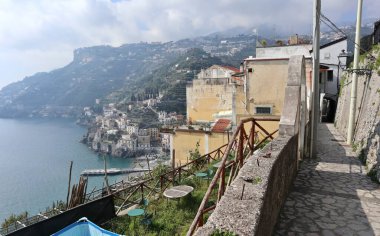 Maiori, Campania, İtalya 24 Şubat 2025: Minori ve Maiori köylerini birbirine bağlayan Sentiero dei Limoni 'den görüntü