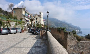 Maiori, Campania, İtalya 24 Şubat 2025: Minori ve Maiori köylerini birbirine bağlayan Sentiero dei Limoni 'den görüntü