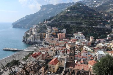 Maiori, Campania, İtalya 24 Şubat 2025: Minori ve Maiori köylerini birbirine bağlayan Sentiero dei Limoni 'den görüntü