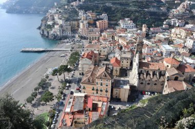 Maiori, Campania, İtalya 24 Şubat 2025: Minori ve Maiori köylerini birbirine bağlayan Sentiero dei Limoni 'den görüntü