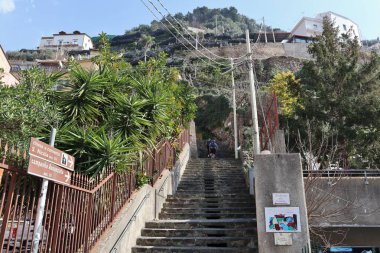 Maiori, Campania, İtalya 24 Şubat 2025: Minori ve Maiori köylerini birbirine bağlayan Sentiero dei Limoni 'den görüntü