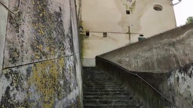 Maiori, Campania, İtalya 24 Şubat 2025: Minori ve Maiori köylerini birbirine bağlayan Sentiero dei Limoni 'den görüntü