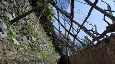 Maiori, Campania, İtalya 24 Şubat 2025: Minori ve Maiori köylerini birbirine bağlayan Sentiero dei Limoni 'den görüntü