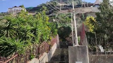 Maiori, Campania, İtalya 24 Şubat 2025: Minori ve Maiori köylerini birbirine bağlayan Sentiero dei Limoni 'den görüntü