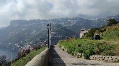 Maiori, Campania, İtalya 24 Şubat 2025: Minori ve Maiori köylerini birbirine bağlayan Sentiero dei Limoni 'den görüntü