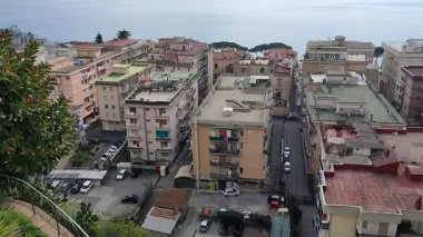 Maiori, Campania, İtalya 24 Şubat 2025: Minori ve Maiori köylerini birbirine bağlayan Sentiero dei Limoni 'den görüntü