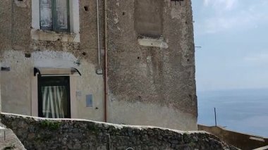 Maiori, Campania, İtalya 24 Şubat 2025: Minori ve Maiori köylerini birbirine bağlayan Sentiero dei Limoni 'den görüntü