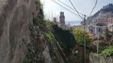 Maiori, Campania, İtalya 24 Şubat 2025: Minori ve Maiori köylerini birbirine bağlayan Sentiero dei Limoni 'den görüntü