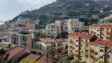 Maiori, Campania, İtalya 24 Şubat 2025: Minori ve Maiori köylerini birbirine bağlayan Sentiero dei Limoni 'den görüntü