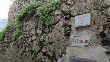 Maiori, Campania, İtalya 24 Şubat 2025: Minori ve Maiori köylerini birbirine bağlayan Sentiero dei Limoni 'den görüntü