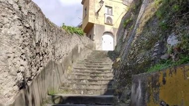 Maiori, Campania, İtalya 24 Şubat 2025: Minori ve Maiori köylerini birbirine bağlayan Sentiero dei Limoni 'den görüntü