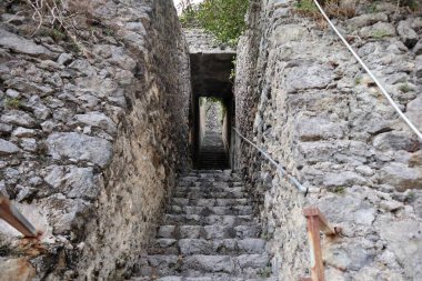 Maiori, Campania, İtalya 24 Şubat 2025: Norman Kulesi yakınlarındaki Amalfi Sahili boyunca yer alan küçük Salicerchie Sahili veya Acquachiara Sahili