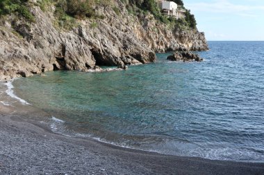Maiori, Campania, İtalya 24 Şubat 2025: Norman Kulesi yakınlarındaki Amalfi Sahili boyunca yer alan küçük Salicerchie Sahili veya Acquachiara Sahili