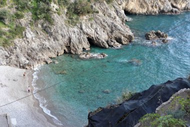 Maiori, Campania, İtalya 24 Şubat 2025: Norman Kulesi yakınlarındaki Amalfi Sahili boyunca yer alan küçük Salicerchie Sahili veya Acquachiara Sahili