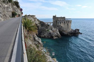 Maiori, Campania, İtalya 24 Şubat 2025: Norman Kulesi veya Salicerchio Kulesi 13. yüzyılda Amalfi Sahili boyunca inşa edilmiştir.