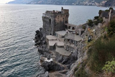 Maiori, Campania, İtalya 24 Şubat 2025: Norman Kulesi veya Salicerchio Kulesi 13. yüzyılda Amalfi Sahili boyunca inşa edilmiştir.