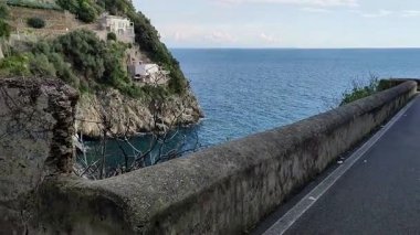 Maiori, Campania, İtalya 24 Şubat 2025: Norman Kulesi yakınlarındaki Amalfi Sahili boyunca yer alan küçük Salicerchie Sahili veya Acquachiara Sahili