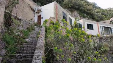 Maiori, Campania, İtalya 24 Şubat 2025: Norman Kulesi yakınlarındaki Amalfi Sahili boyunca yer alan küçük Salicerchie Sahili veya Acquachiara Sahili