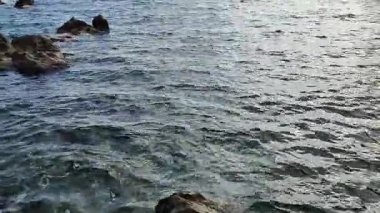 Maiori, Campania, İtalya 24 Şubat 2025: Norman Kulesi yakınlarındaki Amalfi Sahili boyunca yer alan küçük Salicerchie Sahili veya Acquachiara Sahili