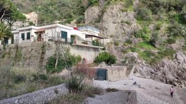 Maiori, Campania, İtalya 24 Şubat 2025: Norman Kulesi yakınlarındaki Amalfi Sahili boyunca yer alan küçük Salicerchie Sahili veya Acquachiara Sahili