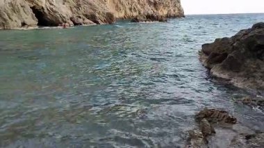 Maiori, Campania, İtalya 24 Şubat 2025: Norman Kulesi yakınlarındaki Amalfi Sahili boyunca yer alan küçük Salicerchie Sahili veya Acquachiara Sahili